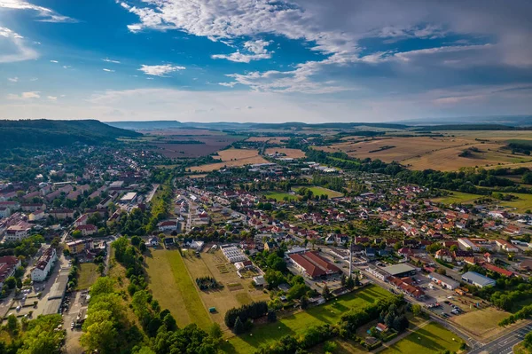 ドイツのブレヒケロデ市に家 春の日にドイツの小さな都市の頂上からの眺め — ストック写真