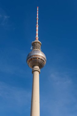 Almanya, Alexanderplatz 'daki ünlü TV kulesinin görüntüsü