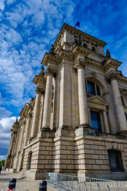 Reichstag binası Berlin 'de tarihi bir yapıdır.