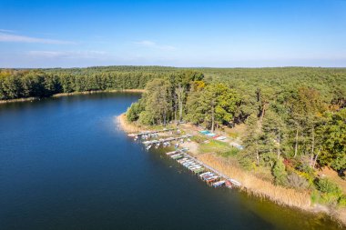 Göl kenarındaki tekneli bir iskelenin insansız hava aracı görüntüleri. Almanya.