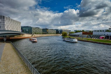 Berlin 'de Turist Tekneleri Nehirde Yüzüyor