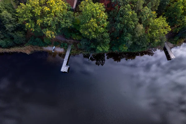 Drone Voa Sobre Enorme Lago Azul Com Cais Madeira Entre — Fotografia de Stock