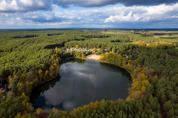 Повітряний Постріл Прекрасного Озера Оточеного Лісом Спокійний Осінній День Німеччина — стокове фото