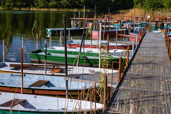 Pequenos Barcos Pesca Ancorados Margem Lago Porto Pesca — Fotografia de Stock