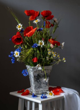 Kırmızı haşhaş ve kır çiçekleri ile natürmort