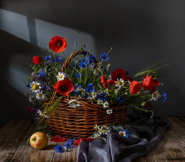 静物与红色罂粟花和野花 — 图库照片