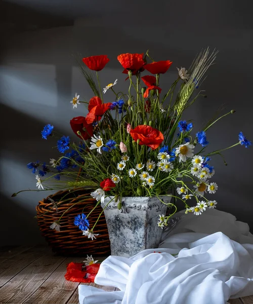 Masih Hidup Dengan Bunga Poppy Merah Dan Bunga Liar — Stok Foto