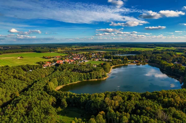 Foto Aérea Hermoso Lago Rodeado Bosque Tranquilo Día Otoño Alemania — Foto de Stock