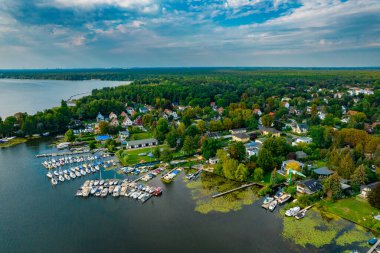 Yaht Kulübü 'nün yukarısında bir kuadkopterle uçmak. Muggelsee Gölü, Almanya.