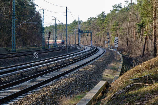 空に対する鉄道線路の表面レベル — ストック写真