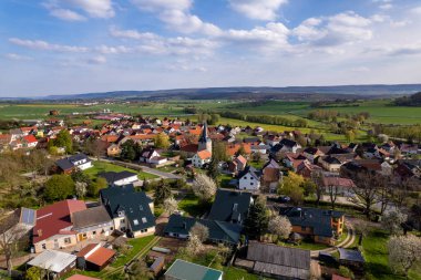 Etrafı güzel tepelik yeşil manzaralarla çevrili renkli bir gündoğumu, hava görüntüleri. Almanya.