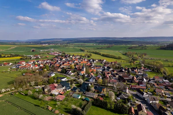 カラフルな日の出 空中映像で美しい丘の緑の風景に囲まれた村 ドイツ — ストック写真