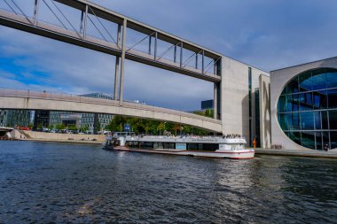 Berlin 'de Turist Tekneleri Nehirde Yüzüyor