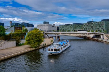 Berlin 'de Turist Tekneleri Nehirde Yüzüyor