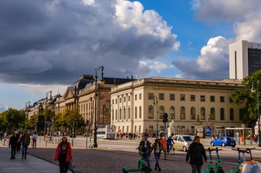 Berlin, Berlin / Almanya - 10 16 2019: Berlin şehir merkezinde Kudamm 'ın yanındaki toplu taşıma araçlı şehir manzarası