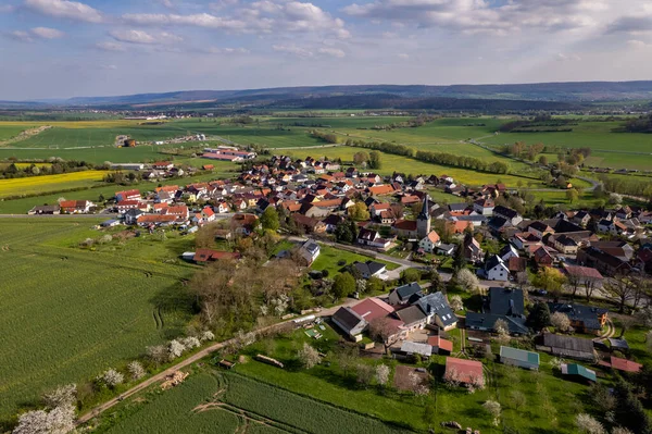 カラフルな日の出 空中映像で美しい丘の緑の風景に囲まれた村 ドイツ — ストック写真