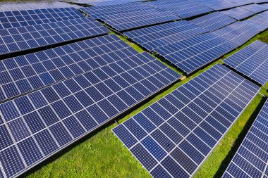 Fotovoltaik panellerle güneş enerjisini tarım arazilerindeki yeşil enerji için elektriğe dönüştüren bir güneş çiftliğinin üzerinde uçmak