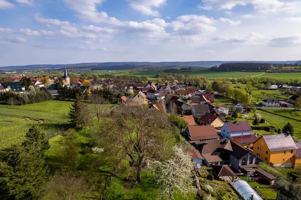 Village Omgiven Vackra Kuperade Gröna Landskap Vid Färgglad Soluppgång Tyskland — Stockfoto