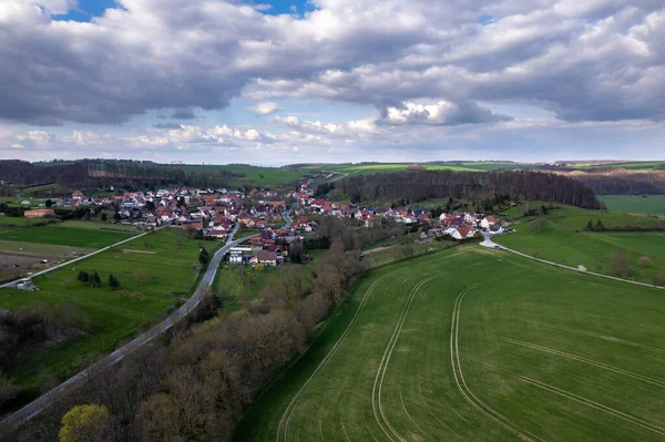 Village Omgiven Vackra Kuperade Gröna Landskap Vid Färgglad Soluppgång Tyskland — Stockfoto