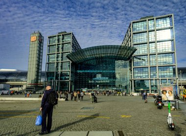 Berlin, Almanya - 10.16.2023: Berlin Tren İstasyonu. Hauptbahnhof.