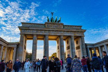 Berlin, Almanya - 10.16.2023: Brandenburg Kapısı 'nda Turistler, Berlin