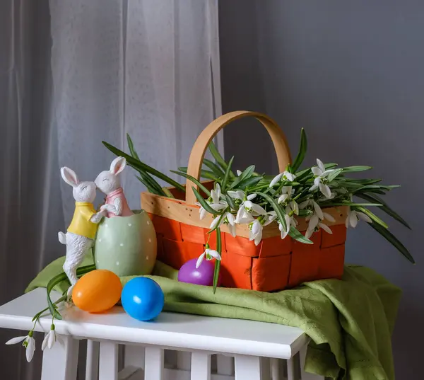 Натюрморт Великодніми Яйцями Весняними Квітами Натюрморт Пролісками Ефіром — стокове фото