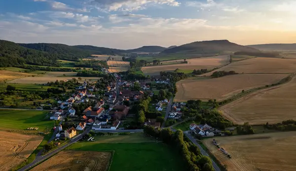 Вид Повітря Німецьке Село Оточене Луками Сільськогосподарськими Угіддями Лісом Німеччині — стокове фото