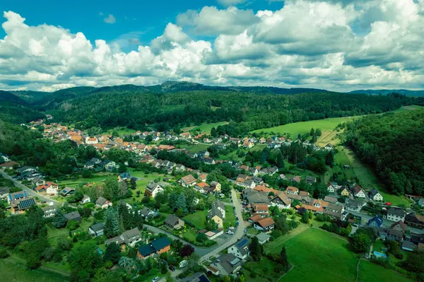 Uitzicht Een Duits Dorp Omgeven Door Weilanden Landbouwgrond Bos Duitsland Stockafbeelding