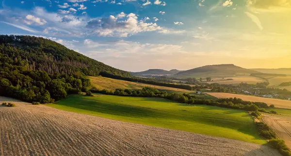 环绕着草地 农田和森林的德国村庄的壮观景象 免版税图库图片