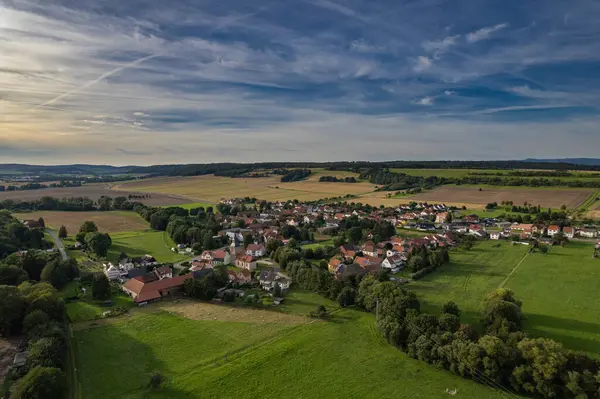 环绕着草地 农田和森林的德国村庄的壮观景象 德国图林根 图库照片