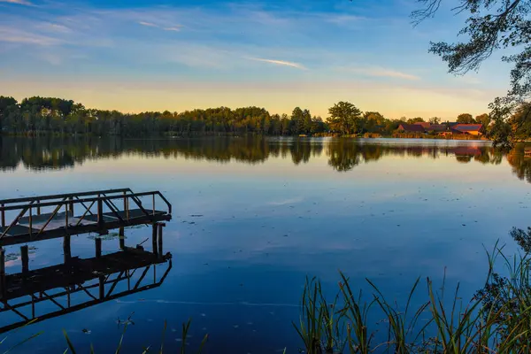 Vacker Solnedgång Över Sjön Med Träbrygga Stockbild