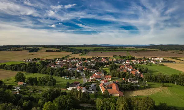 环绕着草地 农田和森林的德国村庄的壮观景象 德国图林根 图库照片