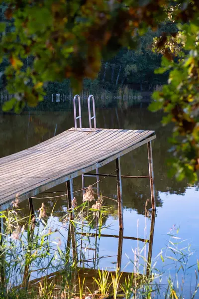 Beau Coucher Soleil Sur Lac Avec Jetée Bois Images De Stock Libres De Droits