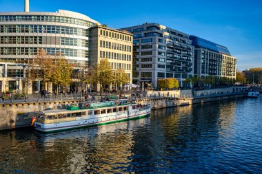 BERLİN, Almanya - 10 EYLÜL 2022: Berlin, Almanya 'da Spree Nehri' nden geçen bir eğlence gemisi.