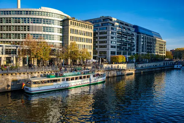 2022年9月10日 一艘游艇沿着德国柏林斯普雷河航行 免版税图库图片