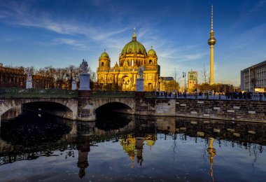 Berlin, Almanya - 20 Eylül. 2023: Berlin Katedrali 'nin tarihi manzarası Berliner Dom sonbaharda ünlü Müze Müzesi Adası' nda, Berlin, Almanya
