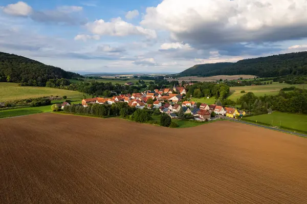Luftaufnahme Eines Deutschen Dorfes Umgeben Von Wiesen Ackerland Und Wald lizenzfreie Stockfotos