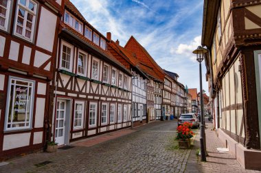 Wernigerode, Almanya - 17 08 2023: Güzel peri masalı Wernigerode ve onun renkli yarı keresteli evleri. Ortaçağ sokağında yarı ahşap evler.