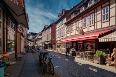 Wernigerode, Almanya - 17 08 2023: Güzel peri masalı Wernigerode ve onun renkli yarı keresteli evleri. Ortaçağ sokağında yarı ahşap evler.