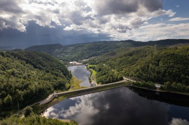 Oder nehrinin bariyer gölü - Bad Lauterberg, Harz dağları yakınlarında, Almanya 'nın Aşağı Saksonya kenti. Hava görünümü.