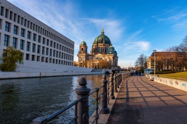 Berlin, Almanya. On bir. 06.2023: Berlin Katedrali 'nin ünlü Müze Adası' ndaki tarihi manzarası Berliner Dom sonbaharda, Berlin, Almanya