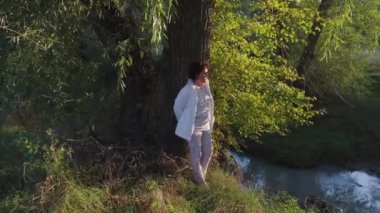 Aşktaki üzüntü, zamanını bahçede yalnız geçirir. Dalgın dalgın, ağaca yaslanmış, çevrendeki bir şeye bakar ve kendine zaman ayırır..