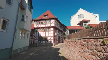 Nordhausen, Almanya - 10.2023. Bakış açısı. Eski kasabadaki turist caddesi. Eski Alman mimarisi işte. Kafeler, dükkanlar, sokak müzisyenleri..