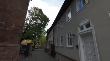 Erfurt, Almanya - 10.10.2023. Bakış açısı. Eski kasabadaki turist caddesi. Eski Alman mimarisi işte. Kafeler, dükkanlar, sokak müzisyenleri..