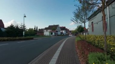 Almanya - 08 09 2023. Birinci şahıs, eski bir Alman taşra kasabasının sokaklarında motosikletle geziyor..