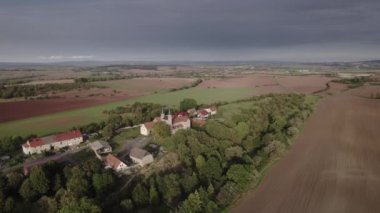 Sonbaharda Munchenlochra Almanya 'da küçük bir köyde insansız hava aracı uçuşu. Tarlalar sarı ve yeşil ve güneş batıyor..