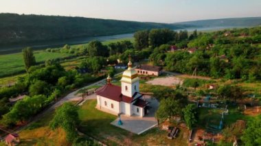 Dniester nehri kıyısındaki küçük bir köydeki Ortodoks Kilisesi 'nin havadan görünüşü. Moldova.