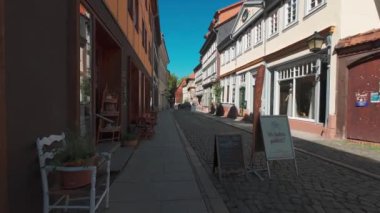 Nordhausen, Almanya - 10.2023. Bakış açısı. Eski kasabadaki turist caddesi. Eski Alman mimarisi işte. Kafeler, dükkanlar, sokak müzisyenleri..