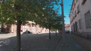 Almanya - 08 09 2023. Birinci şahıs, eski bir Alman taşra kasabasının sokaklarında motosikletle geziyor..