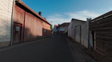 Almanya - 08 09 2023. Birinci şahıs, eski bir Alman taşra kasabasının sokaklarında motosikletle geziyor..